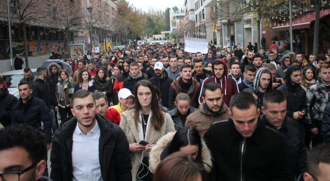 Vijojne protestat - Studentet: Plotesoni kushtet, ose hyjme ne greve urie